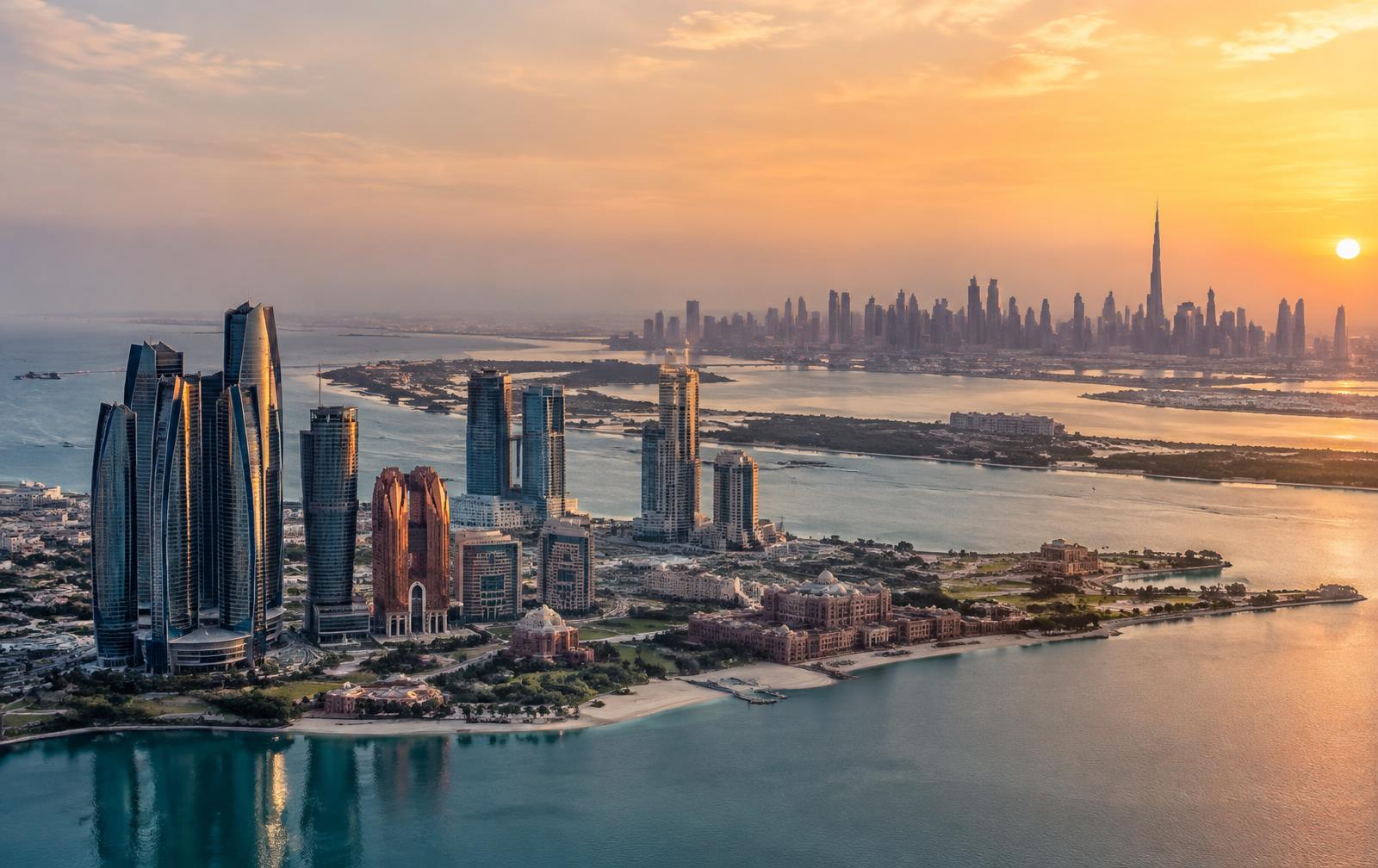 Luchtbeeld van de verschillende waterfront-skylineprofielen van Abu Dhabi en Dubai