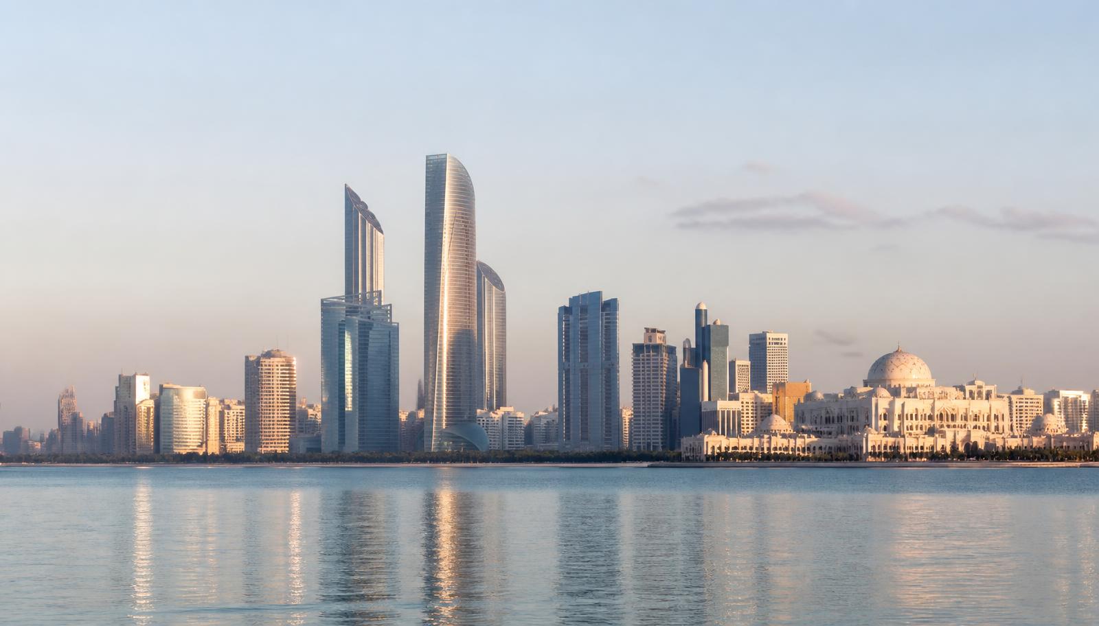 Skyline van Abu Dhabi gezien over het water in het ochtendlicht