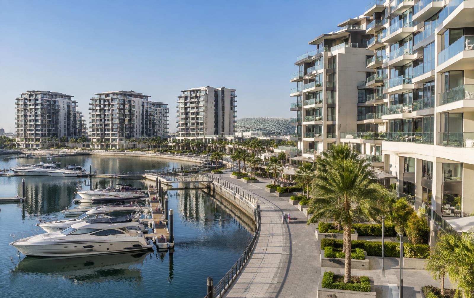 Appartementen en jachthaven in een moderne waterfrontwijk op Yas Island