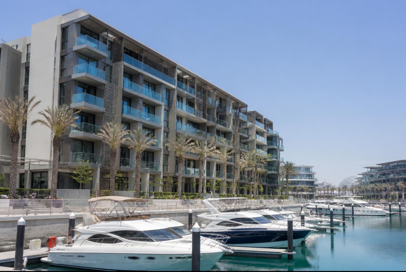 Modern waterfront appartementengebouw aan een jachthaven op Yas Island in Abu Dhabi